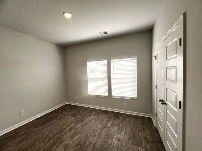 Building Photo - 104 Red Dogwood Ln