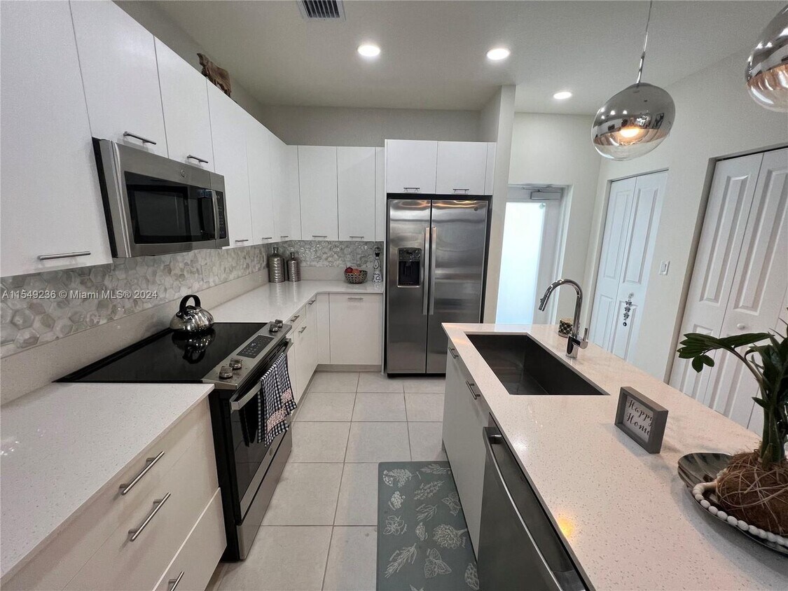 Primary Photo - 8001 NW 41st Street 406, Doral, FL 33168
