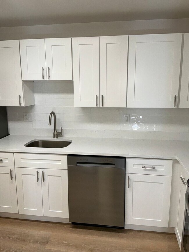 Foto del edificio - Very well maintained 3 bedroom 2 full 1 half bath town home located in the desired Stonebridge Co...