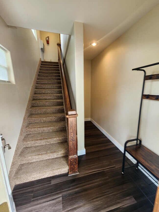 106 Entry way - 106 W Idaho Ave