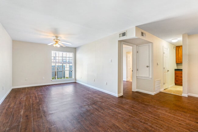 206 Livingroom - Sailboat Bay