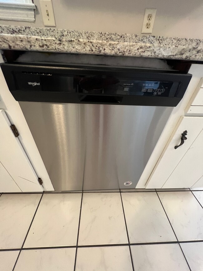 Building Photo - 809 Robin Hood Trail