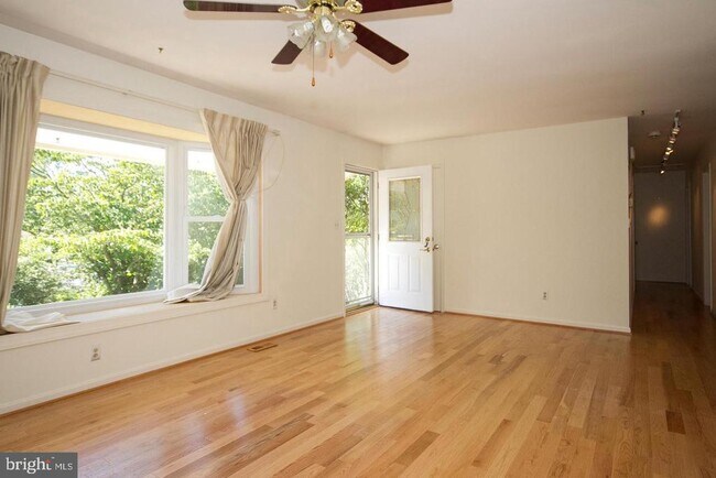 Building Photo - 2037 Horseshoe Cir