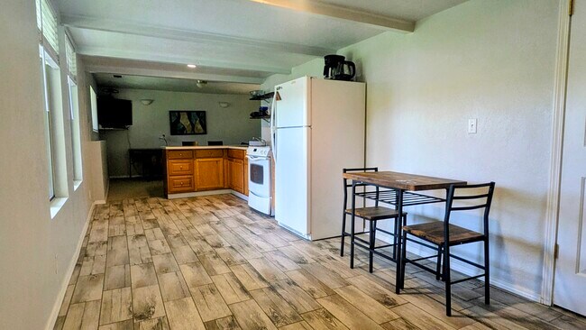 Cocina con suelo de baldosas, horno/vitrocerámica completos, nevera, fregadero doble. - 1135 E Santa Maria Dr