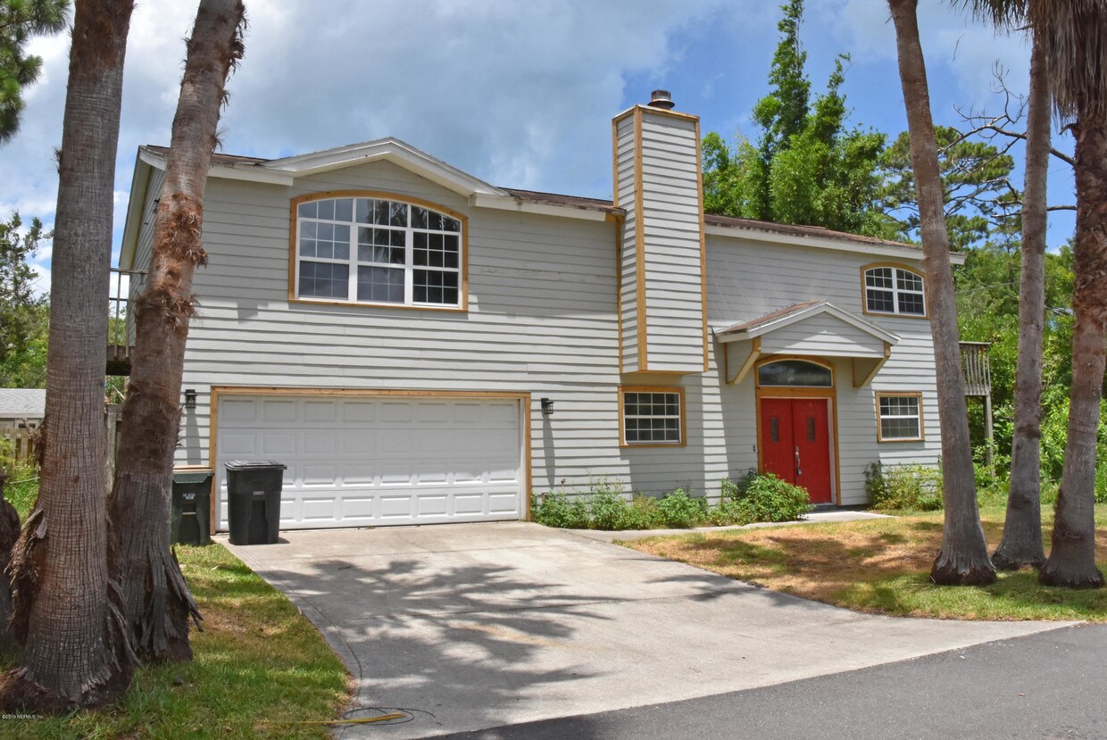 Primary Photo - 302 Magnolia St