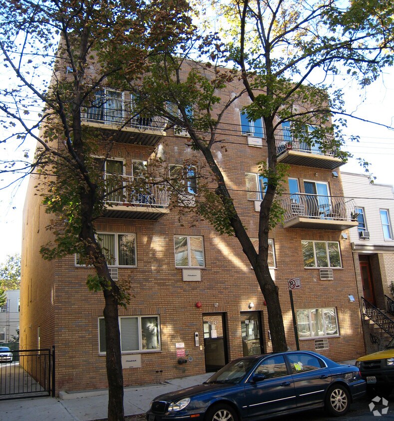 Foto principal - 28-25 35th St