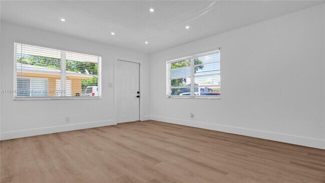Foto del edificio - 32 SW 9th St