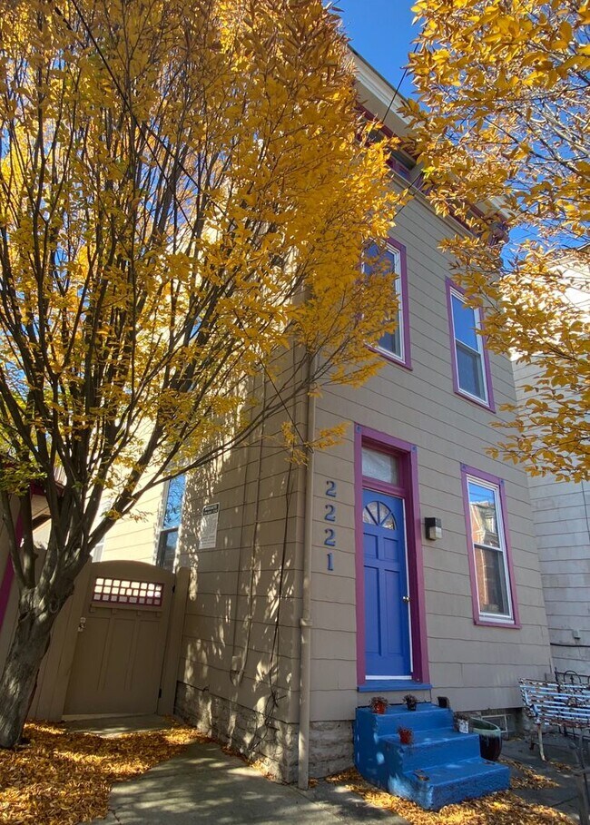 Building Photo - 2221 Victor St