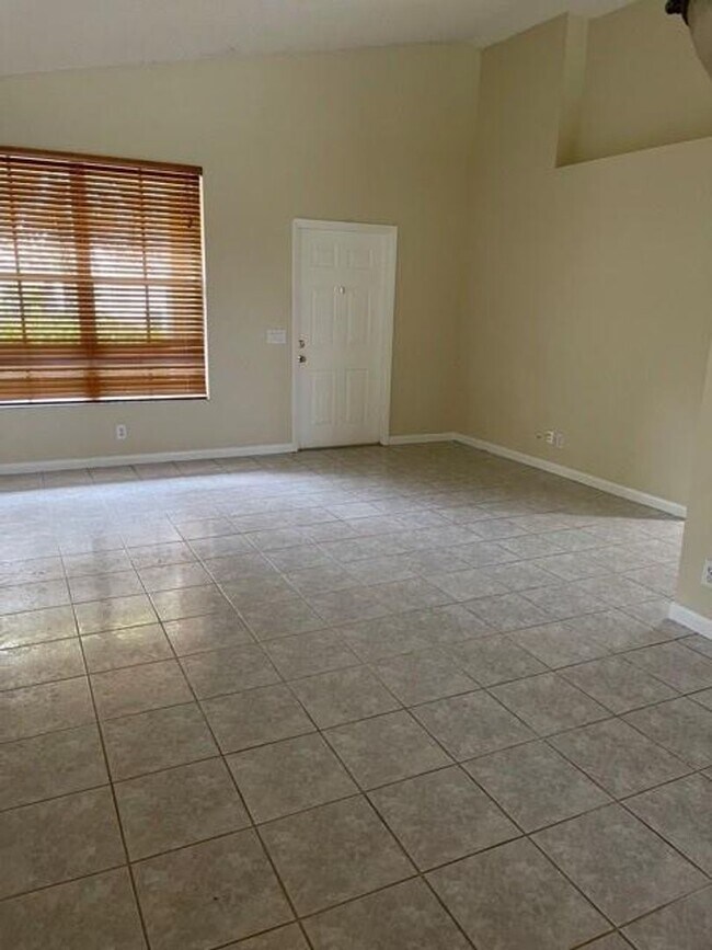 Building Photo - 824 Savannah Falls Dr