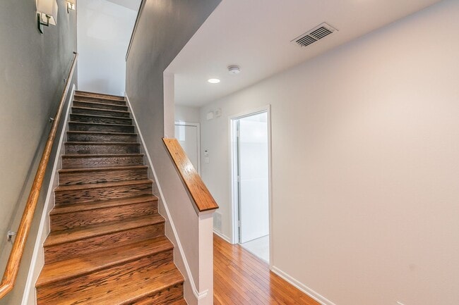 Building Photo - Luxury 3-Bed, 3.5-Bath, 3-Story Townhome w...