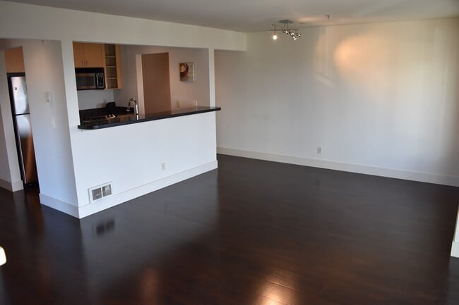 Building Photo - Capitol Hill 1BR/1BA with Stunning City Views