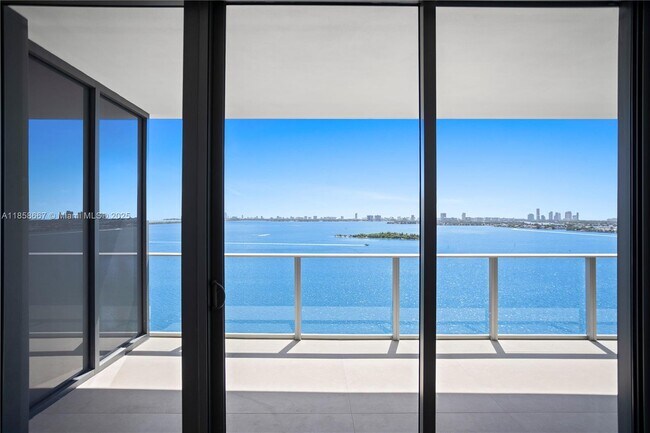 Foto del edificio - 700 NE 24th St