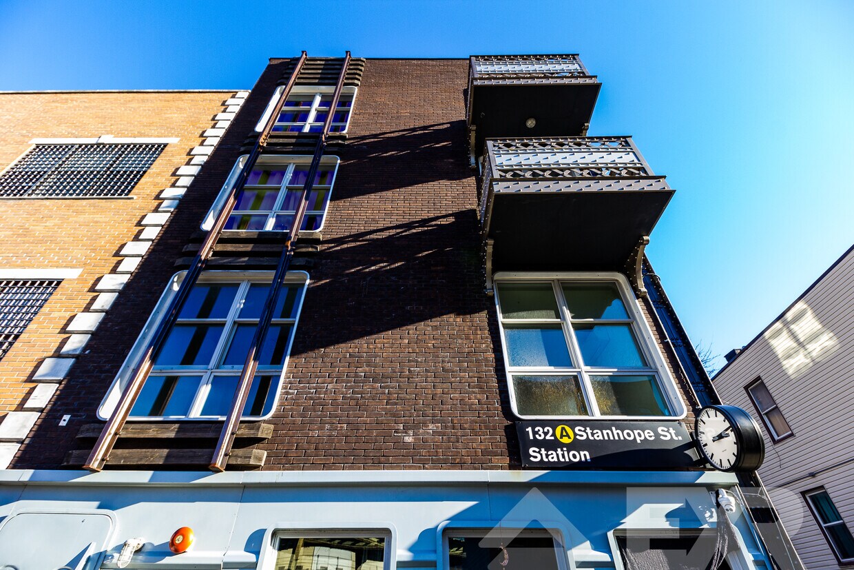 Primary Photo - 132A Stanhope St