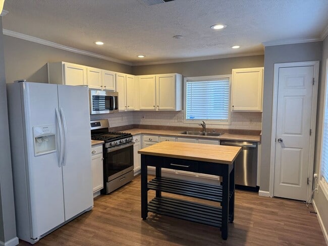 Building Photo - Great Location Near Altura Park