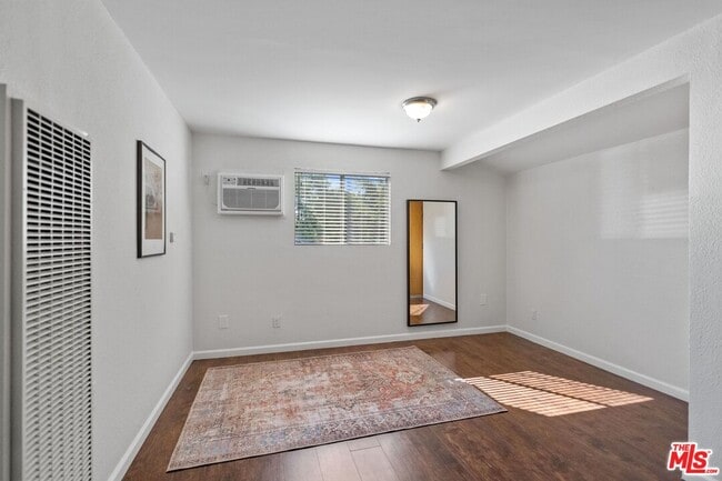 Foto del edificio - 817 N Hobart Blvd