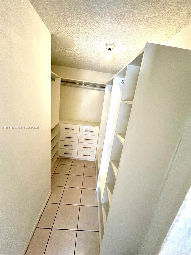 Foto del edificio - 18800 NW 84th Ave