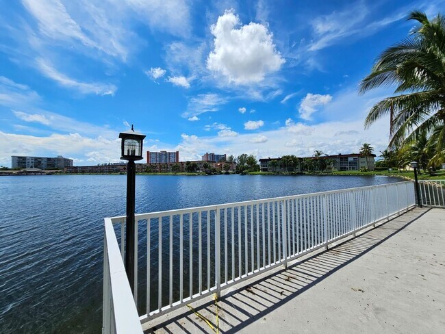Foto del edificio - 1530 NE 191st St