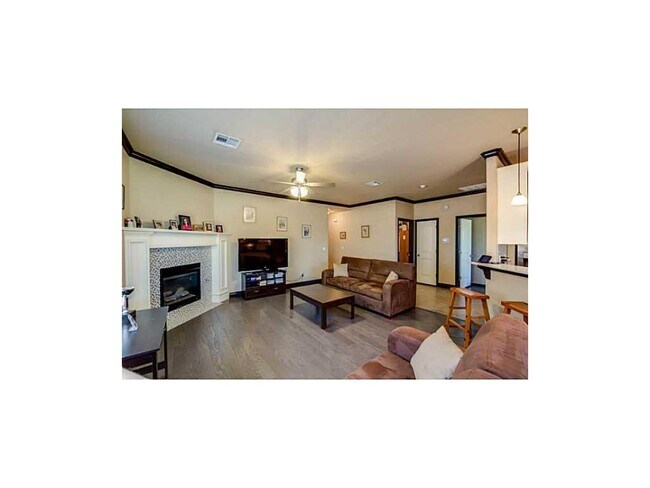 Foto del edificio - Contemporary Home + Wood Floors + Storm Shelter + Edmond Schools