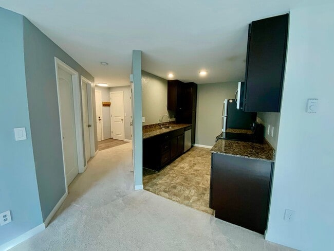 Foto del edificio - 2-Bedroom, 2-Bathroom End Unit with Covered Balcony