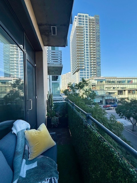 Building Photo - 527 10th Ave