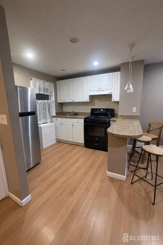 Building Photo - 77 Center St