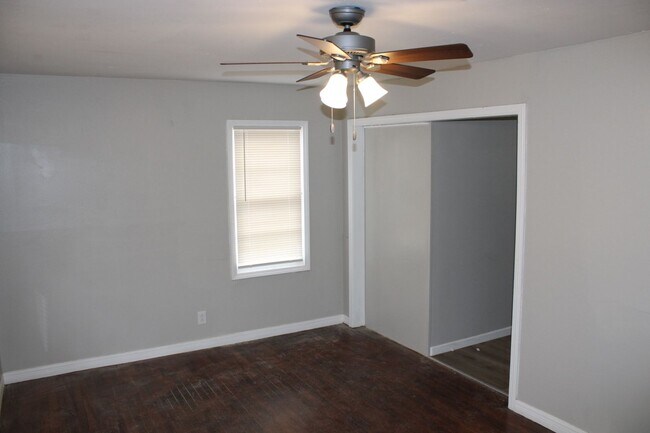 Building Photo - 2/1 cute house ready to move in Lawndale!!!