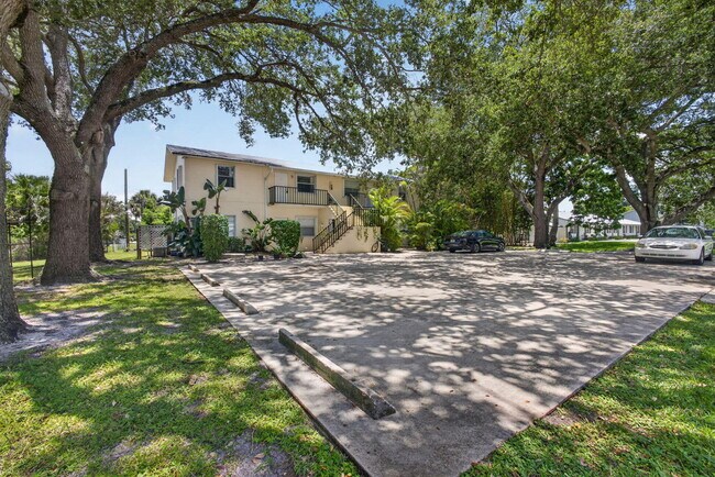 Foto del edificio - 708 SW Gardens Blvd