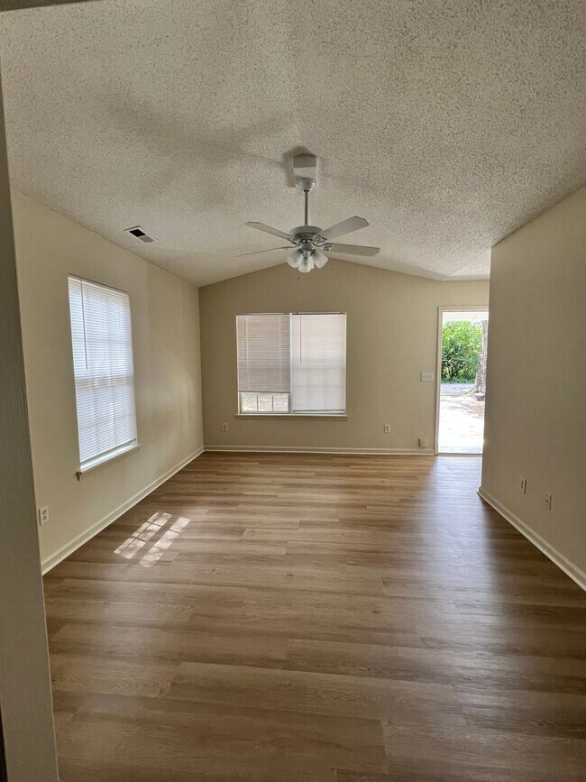 Foto del edificio - 3 Bedroom 2 Bath House on Peachtree Avenue...