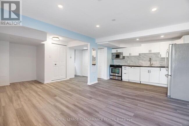 Building Photo - 142 Meadowlands Dr W