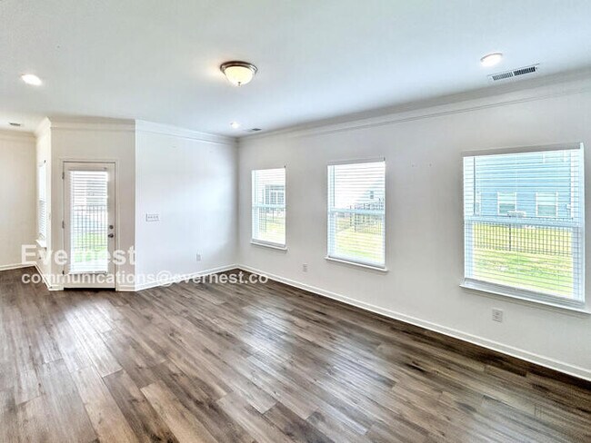 Foto del edificio - 3604 Pelham Wood Dr
