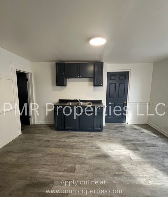 Building Photo - 2 Bedrooms / 1 Bathroom House