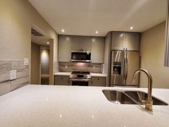 Foto del edificio - 2830 S Bartell Dr