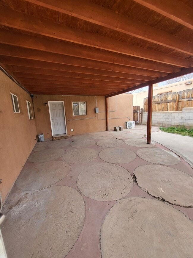 Building Photo - NE 3 Bedroom 2 Bath 1754/sf home