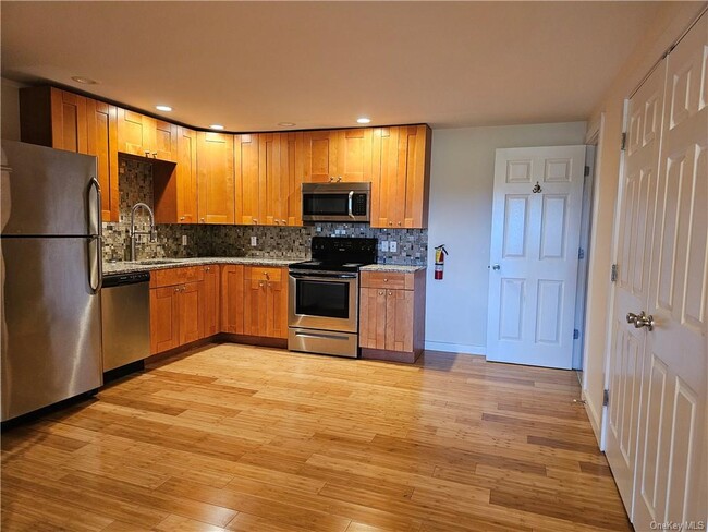 Foto del edificio - 231 Reynolds Rd