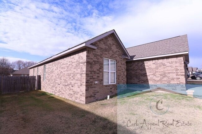 Foto del edificio - Beautiful, spacious 3 bed / 2 bath recently built home (Nettleton Schools) - fenced back yard!!