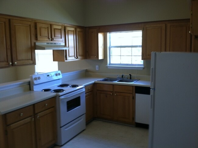 Building Photo - 3BR/2BA Duplex in Prime Location – Lawn Care Provided