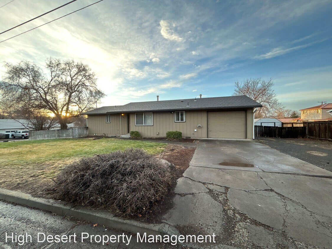 Foto principal - 2 br, 1 bath House - 185 NE Oak St.
