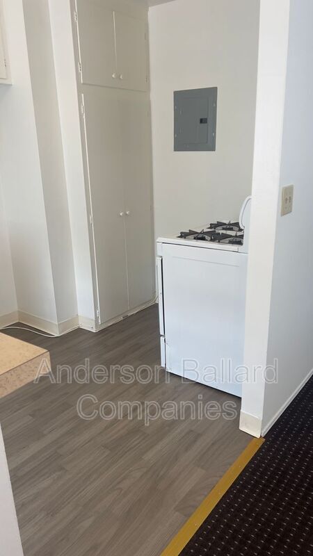 Building Photo - 10060 Laurel Ave