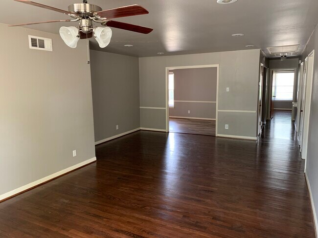 Building Photo - 508 Ridgedale Dr