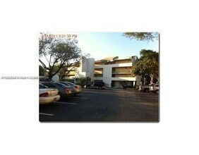 Building Photo - 8820 Fontainebleau Blvd