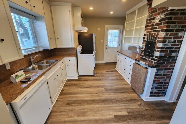 Building Photo - 1307 N Proctor St