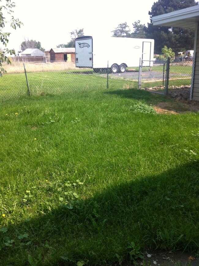 Building Photo - Tidy 2 bedroom 1 bath with fenced backyard