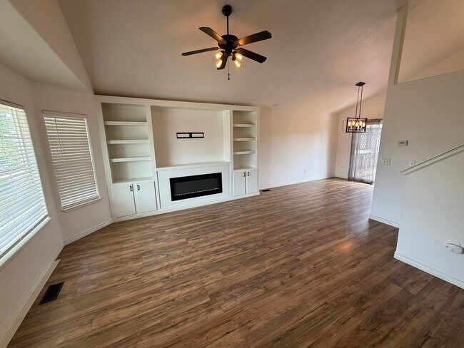 Foto del edificio - Spacious 5-Bedroom Home with Large Yard
