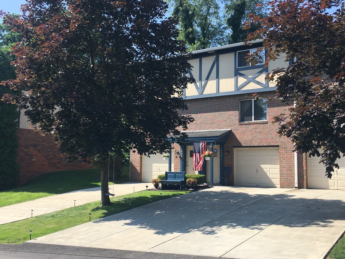 Primary Photo - Walnut Ridge Townhomes