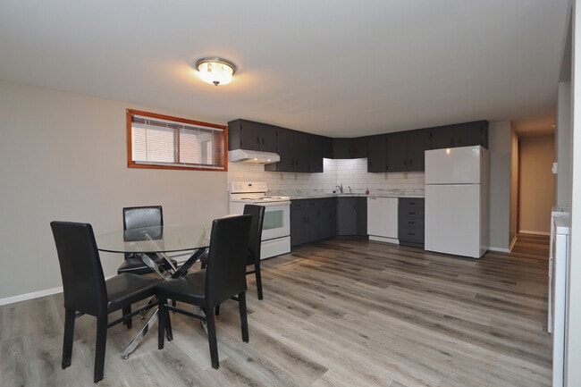 Building Photo - 322 Maple Dr