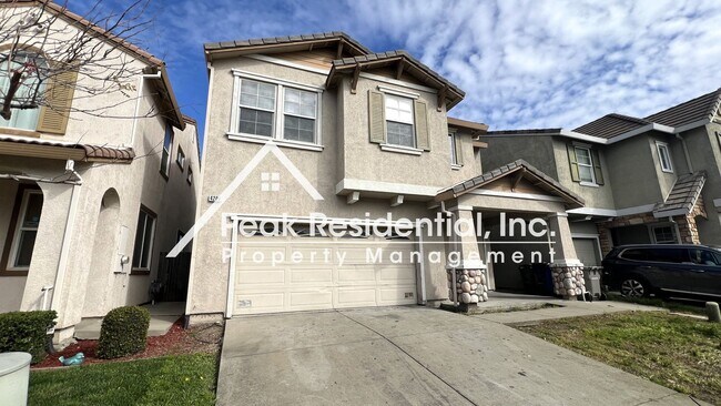 Building Photo - Spacious 4bd/2ba House with 2 Car Garage