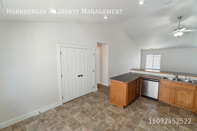 Building Photo - 942 E Nora Ave