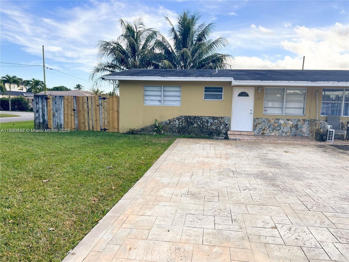 Foto principal - 7950 SW 5th St