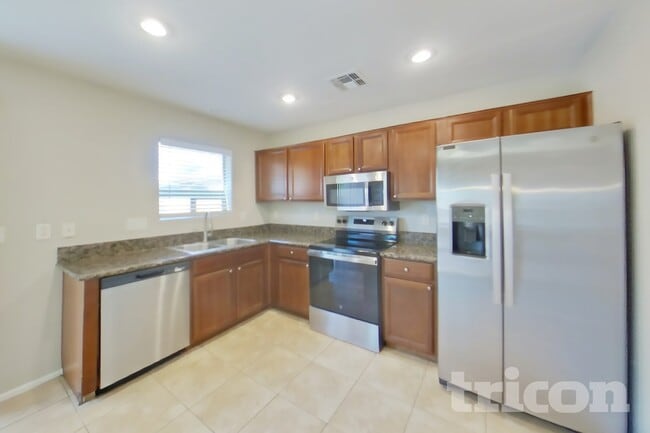 Building Photo - 42065 W Sunland Dr
