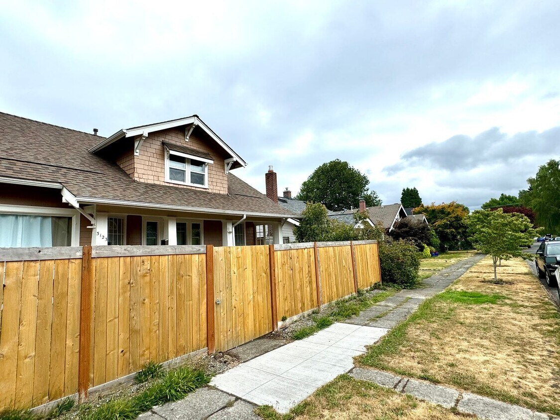 Primary Photo - Charming 3-Bedroom Duplex in Tacoma